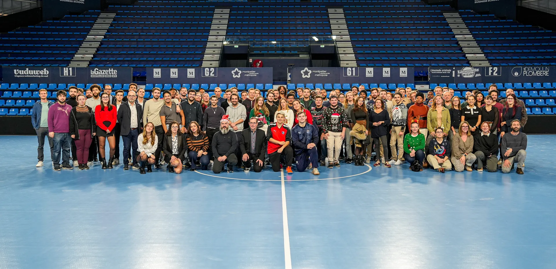 Les collaborateurs d'Acelys réunis pour une photo de groupe sur le terrain du FDI Stadium à Montpellier